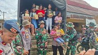 Pembagian dilakukan di Pasar Huta Godang, Kecamatan Batang Toru, Kabupaten Tapanuli Selatan pada Kamis (18/12/2025). Petugas juga mengantar dan menjemput anak-anak itu untuk sekolah melalui jalan yang berlumpur karena banjir bandang (Foto: Dok. Brimob Polda Sumut)