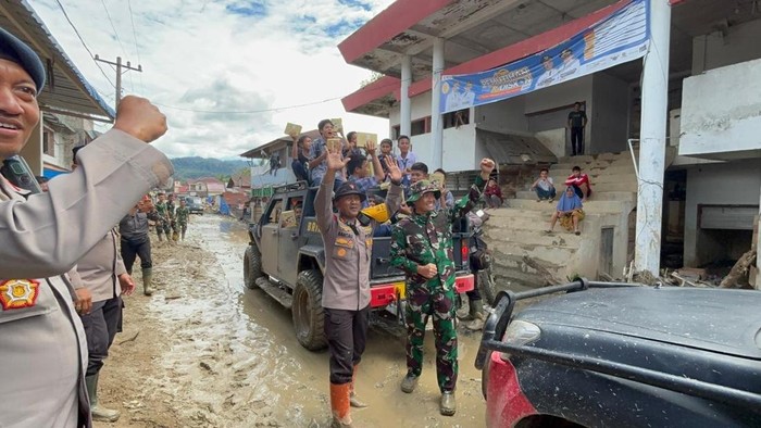 TNI-Polri membagikan susu kepada anak-anak di Tapsel