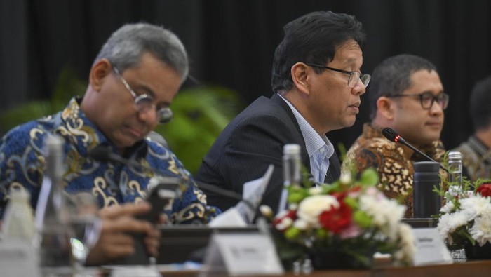 Menteri Keuangan Purbaya Yudhi Sadewa (tengah) bersama Wakil Menteri Keuangan Suahasil Nazara (kiri) dan Dirjen Strategi Ekonomi dan Fiskal Kemenkeu Febrio Kacaribu (kanan) memberikan keterangan pada konferensi pers APBN KiTa edisi Desember 2025 di Jakarta, Kamis (18/12/2025). Kementerian Keuangan melaporkan Anggaran Pendapatan dan Belanja Negara (APBN) 2025 mengalami defisit sebesar Rp560,3 triliun atau 2,35 persen terhadap produk domestik bruto (PDB) per 30 November 2025 namun masih dalam batas yang terkelola dan sesuai dengan desain APBN. ANTARA FOTO/Hafidz Mubarak A/YU