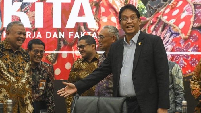 Menteri Keuangan Purbaya Yudhi Sadewa (kanan) bersiap memberikan keterangan pada konferensi pers APBN KiTa edisi Desember 2025 di Jakarta, Kamis (18/12/2025). Kementerian Keuangan melaporkan Anggaran Pendapatan dan Belanja Negara (APBN) 2025 mengalami defisit sebesar Rp560,3 triliun atau 2,35 persen terhadap produk domestik bruto (PDB) per 30 November 2025 namun masih dalam batas yang terkelola dan sesuai dengan desain APBN. ANTARA FOTO/Hafidz Mubarak A/YU