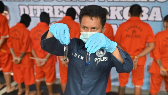 Petugas memusnahkan narkotika menggunakan blender di Polda Bali, Denpasar, Bali, Kamis (18/12/2025). Ditresnarkoba Polda Bali memusnahkan berbagai jenis narkoba hasil pengungkapan kasus, diantaranya 2 kilogram sabu, 1.345 butir ekstasi dan 338 gram THC senilai sekitar Rp4 miliar. ANTARA FOTO/Fikri Yusuf/YU