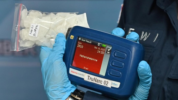 Petugas memusnahkan narkotika menggunakan blender di Polda Bali, Denpasar, Bali, Kamis (18/12/2025). Ditresnarkoba Polda Bali memusnahkan berbagai jenis narkoba hasil pengungkapan kasus, diantaranya 2 kilogram sabu, 1.345 butir ekstasi dan 338 gram THC senilai sekitar Rp4 miliar. ANTARA FOTO/Fikri Yusuf/YU