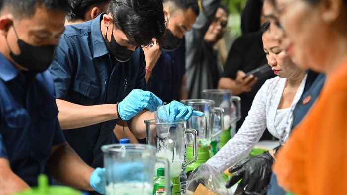 Petugas memusnahkan narkotika menggunakan blender di Polda Bali, Denpasar, Bali, Kamis (18/12/2025). Ditresnarkoba Polda Bali memusnahkan berbagai jenis narkoba hasil pengungkapan kasus, diantaranya 2 kilogram sabu, 1.345 butir ekstasi dan 338 gram THC senilai sekitar Rp4 miliar. ANTARA FOTO/Fikri Yusuf/YU