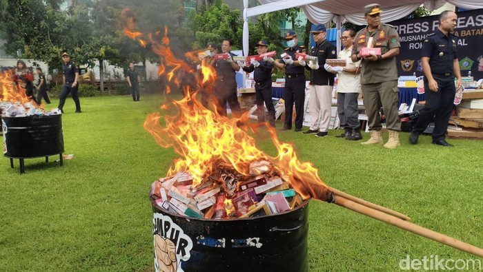 9,3 Juta Batang Rokok Ilegal Dimusnahkan di Sidoarjo