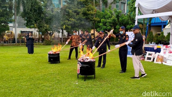 Pemusnahan rokok ilegal di Kantor Bea Cukai Sidoarjo