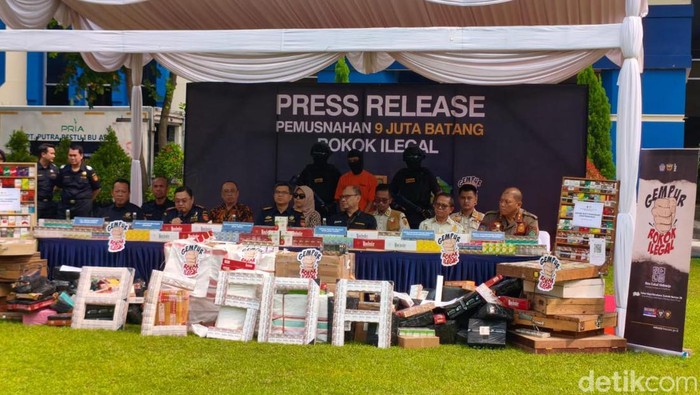 Pemusnahan rokok ilegal di Kantor Bea Cukai Sidoarjo