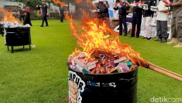 Pemusnahan rokok ilegal di Kantor Bea Cukai Sidoarjo