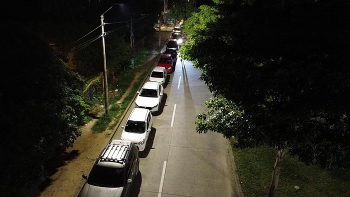 Vehicles line up to refuel with gasoline after Bolivian President Rodrigo Paz announced his government would remove long-standing fuel subsidies in a bid to shore up public accounts, in Santa Cruz, Bolivia, December 18, 2025. REUTERS/Claudia Morales