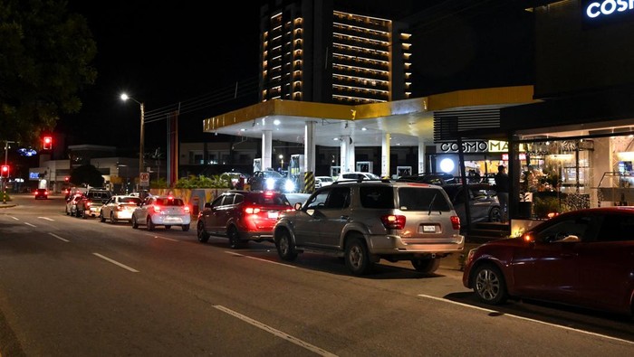 Vehicles line up to refuel with gasoline after Bolivian President Rodrigo Paz announced his government would remove long-standing fuel subsidies in a bid to shore up public accounts, in Santa Cruz, Bolivia, December 18, 2025. REUTERS/Claudia Morales