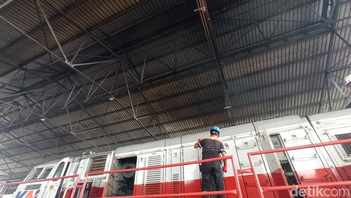 Kesiapan KAI Cirebon Hadapi Nataru, Lokomotif Dicek -Pantau Titik Rawan