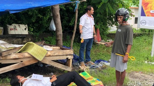 Tersangka Benyamin Asbanu alias Bento saat memperagakan 29 adegan penikaman terhadap dua penjual semangka, Kamis (18/12/2025).