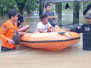 Sungai Cidanau Meluap, BPBD Serang Evakuasi Lansia hingga Warga Sakit