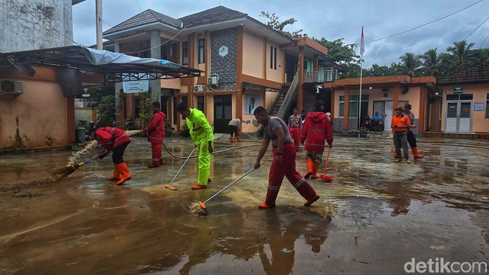 Puskesmas Palabuhanratu Dikepung Banjir Lumpur, Layanan Medis Lumpuh