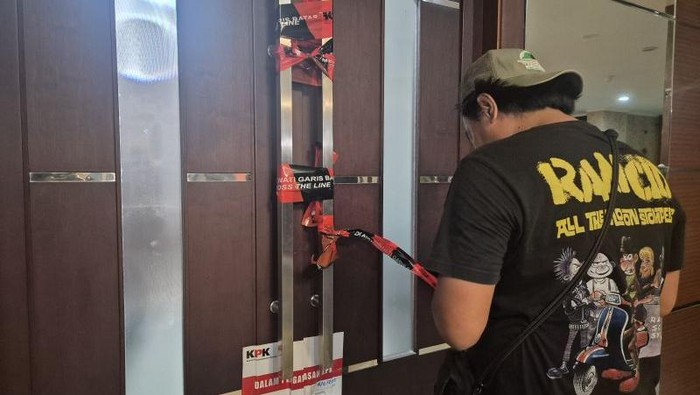 KPK OTT di Bekasi, Ruang Kerja Bupati Disegel