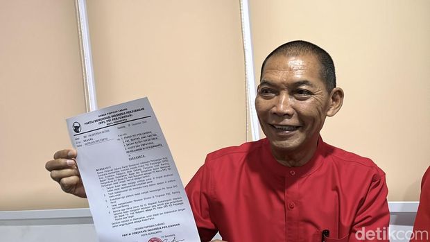 Plt Ketua DPC PDIP Solo, Teguh Prakosa, menunjukkan surat pengunduran diri FX Rudy di kantor DPC PDIP, Kamis (18/12/2025)