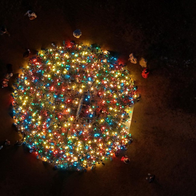 Pohon Natal dari 460 Perangkap Lobster Menyala di AS