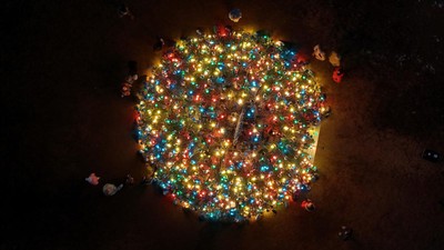 Pohon Natal dari 460 Perangkap Lobster Menyala di AS