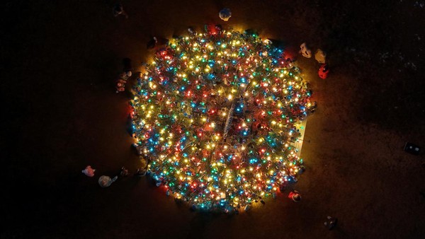 Pohon Natal dari 460 Perangkap Lobster Menyala di AS