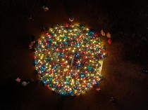 Pohon Natal dari 460 Perangkap Lobster Menyala di AS