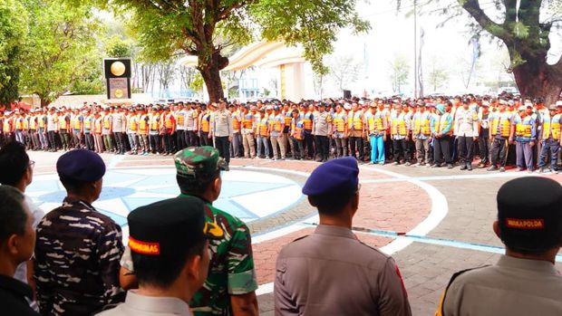 Polda Metro Jaya menggelar Apel Besar Nelayan Kamtibmas di Kepulauan Seribu, Kamis (18/12/2025).