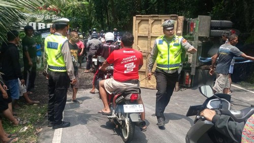 Polisi mengatur lalu lintas akibat truk terguling di Bukit Jambul, Desa Pesaban, Kecamatan Rendang, Karangasem, Kamis (18/12/2025).