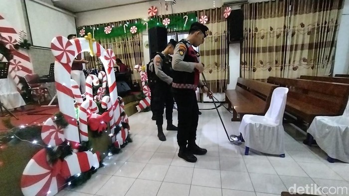 Polisi sterilisasi gereja di Bojonegoro