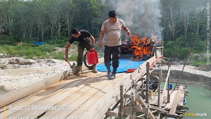 Polisi-TNI Obrak-abrik PETI di Kebun Karet Kuansing, 48 Rakit Dimusnahkan