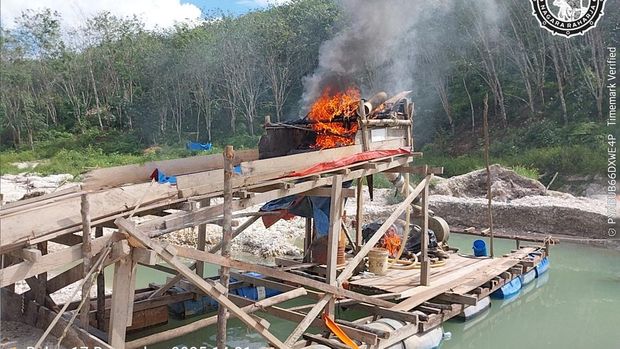 Polres Kuansing bersama TNI dan Satpol PP memusnahkan 48 rakit alat penambangan emas ilegal di kebun karet Desa Jake, Rabu (17/12/2025).