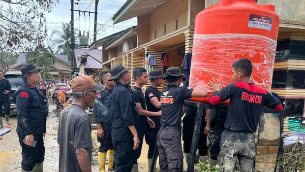 Polri salurkan tandon air untuk korban bencana di Sumatera Polri salurkan tandon air untuk korban bencana di Sumatera