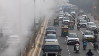 Pemasangan sistem kabut ini menjadi salah satu langkah darurat pemerintah setempat guna meredam dampak buruk kualitas udara terhadap kesehatan masyarakat. REUTERS/Adnan Abidi