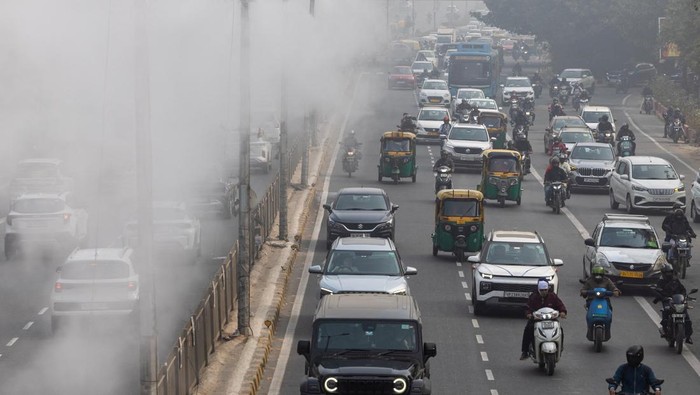 Pemerintah New Delhi memasang sistem penyemprotan kabut di sejumlah ruas jalan utama sebagai upaya mengendalikan polusi udara yang kembali memburuk, Kamis (18/12/2025). Sistem tersebut menyemprotkan kabut air ke udara untuk menurunkan kadar partikel polutan, terutama di kawasan dengan lalu lintas padat. REUTERS/Adnan Abidi