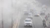 Otoritas setempat menyebutkan, peningkatan polusi udara di New Delhi dipicu oleh kombinasi emisi kendaraan, aktivitas industri, serta kondisi cuaca yang memperparah penumpukan polutan di atmosfer. Sistem penyemprotan kabut diharapkan dapat membantu menekan konsentrasi partikel debu dan asap di udara. REUTERS/Adnan Abidi