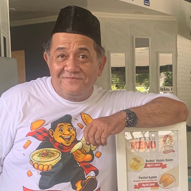 Potret Aktor Senior Harry De Fretes saat Jualan Bubur Ayam