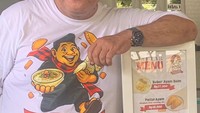 Harry De Fretes, merupakan aktor senior yang populer lewat film Lenong Rumpi pada awal tahun 1990-an. Kini Harry banting setir dengan berjualan bubur ayam kaki lima. Foto: Instagram/@harrydefretes