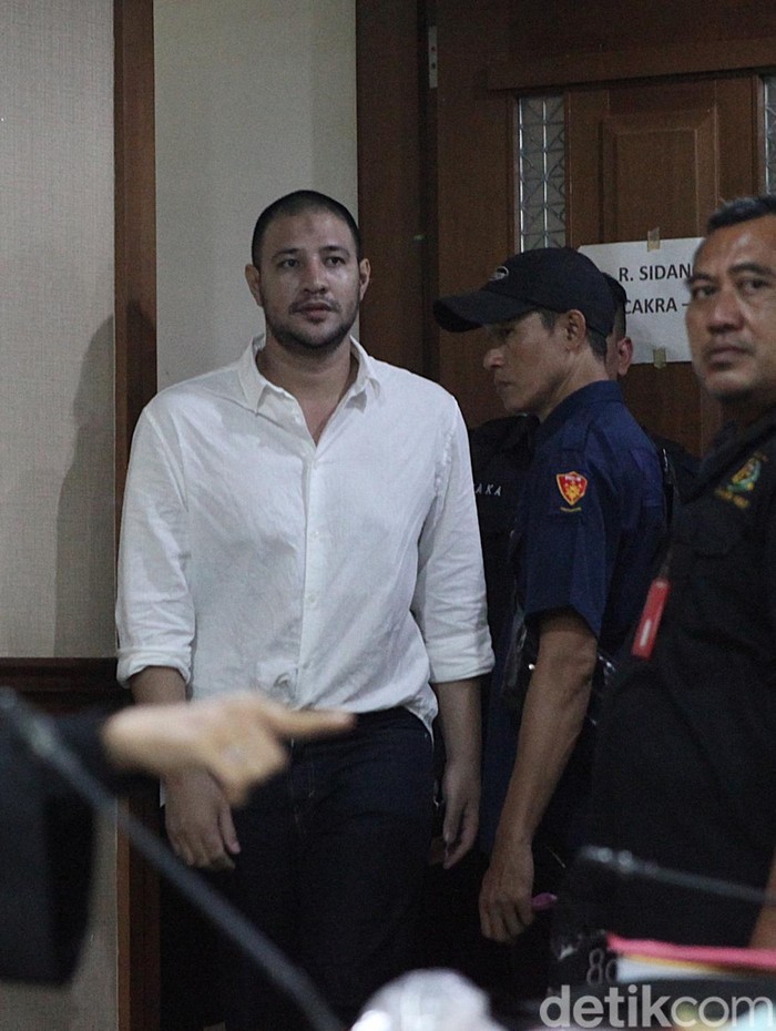 Terdakwa kasus narkoba Muhammad Amar Akbar alias Ammar Zoni menjalani sidang di  Pengadilan Negeri Jakarta Pusat,  Kamis (18/12/2025).  Agenda sidang Ammar Zoni hari ini adalah pemeriksaan saksi dari jaksa penuntut umum (JPU). Sebelumnya, mantan artis Ammar Zoni didakwa menjual narkotika jenis sabu di Rutan Salemba, Jakarta Pusat. Ammar Zoni menerima sabu itu dari seseorang bernama Andre, lalu dijual dan diedarkan di dalam rutan.