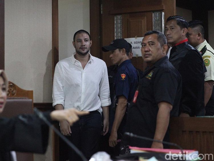 Potret Ammar Zoni Perdana Hadir Langsung Persidangan Kasus Narkoba
