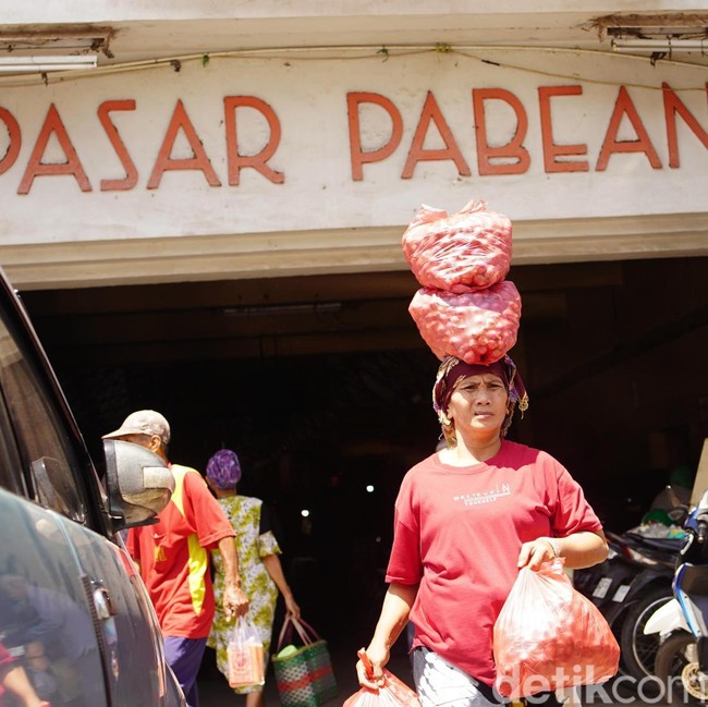 Potret Kuli Panggul di Pasar Pabean Surabaya