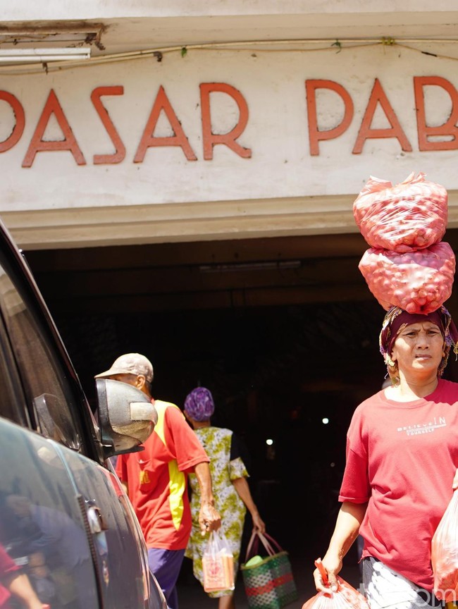 Potret Kuli Panggul di Pasar Pabean Surabaya