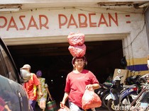 Potret Kuli Panggul di Pasar Pabean Surabaya