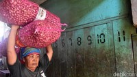 Mereka memanggul barang dagangan seperti bawang, cabai, dan rempah dengan berat mulai 10 kilogram hingga lebih dari 100 kilogram setiap hari.