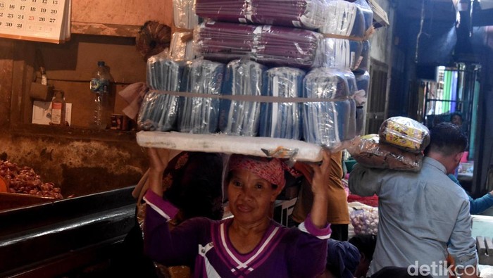 Potret Kuli Panggul di Pasar Pabean Surabaya