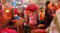 Hosia (32) misalnya yang sudah 10 tahun bekerja setelah diajak kerabat dekat. Ia memanggul bawang seberat hingga 70 kilogram demi menghidupi dua anaknya yang masih kecil. Penghasilannya berkisar Rp50.000 hingga Rp60.000 per hari, yang sebagian besar habis untuk kebutuhan anak.