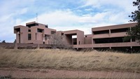 Gedung Pusat Penelitian Atmosfer Nasional (NCAR) di Boulder, Colorado. Ross Vought, direktur Kantor Manajemen dan Anggaran Gedung Putih, mengatakan bahwa pemerintahan akan membubarkan Pusat Penelitian Atmosfer Nasional (NCAR) di Boulder, yang melakukan penelitian ilmiah sistem bumi, dengan mengatakan bahwa fasilitas tersebut adalah salah satu sumber alarmisme iklim terbesar di negara ini. REUTERS/Mark Makela