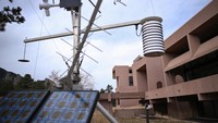 Gedung Pusat Penelitian Atmosfer Nasional (NCAR) di Boulder, Colorado. Gubernur Demokrat Colorado, Jared Polis, mengatakan bahwa ia belum secara resmi diberitahu tentang pemotongan tersebut oleh pemerintahan dan memperingatkan bahwa penghapusan NCAR akan memberikan keuntungan kompetitif kepada pesaing asing. REUTERS/Mark Makela
