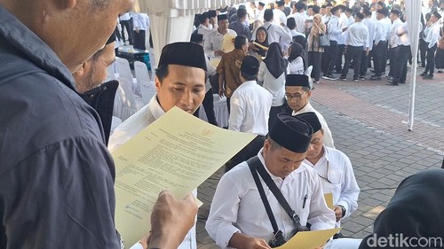 Proses pengangkatan 3.067 PPPK paruh waktu lingkup Pemkot Mataram di Taman Sangkareang, Kamis (18/12/2025).