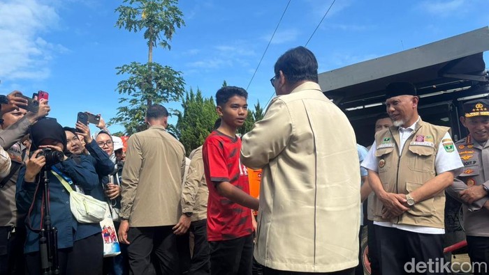 Momen Prabowo Tanya Nama-nama Menteri ke Pengungsi Bencana Sumbar