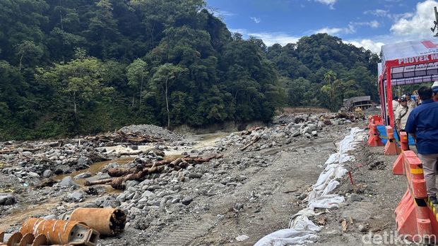 Prabowo Subianto meninjau pembangunan jalan Lembah Anai, Sumbar, yang rusak dihantam banjir.