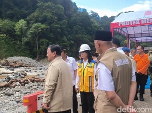 Prabowo Cek Pembangunan Jalan Lembah Anai yang Rusak Dihantam Banjir