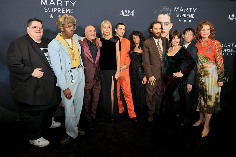 Premier 'Marty Supreme' di New York City NEW YORK, NEW YORK - DECEMBER 16: (L-R) Luke Manley, Tyler The Creator, Kevin O'Leary, Gwyneth Paltrow, Timothée Chalamet, Odessa A'zion, Josh Safdie, Fran Drescher, Koto Kawaguchi, and Sandra Bernhard attend A24's