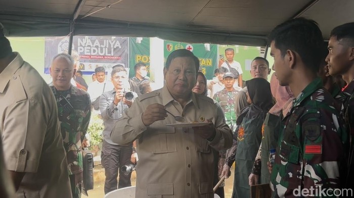 Prabowo Tinjau Posko Pengungsian Agam, Cicipi Makanan di Dapur Umum